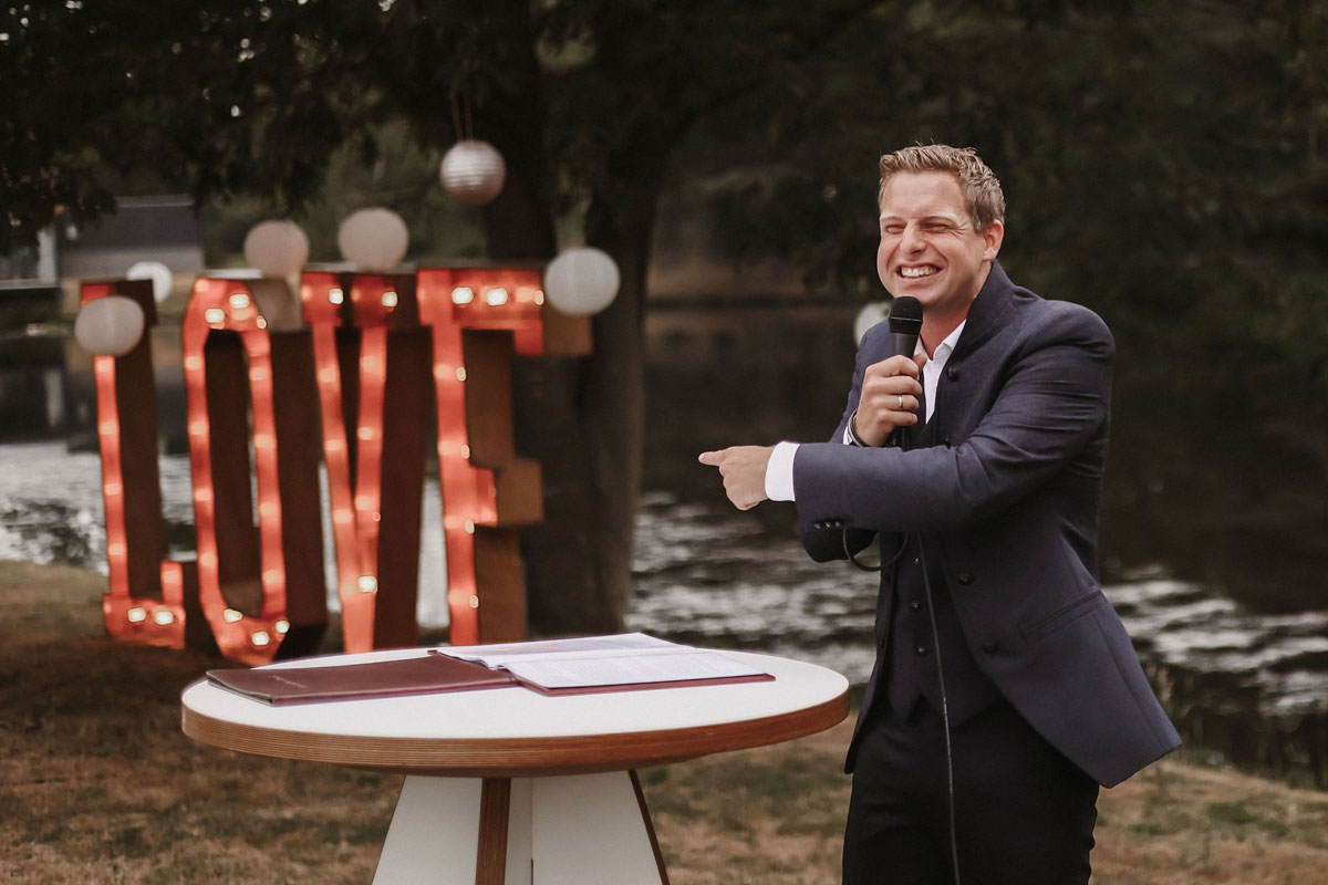 Douwe-Hoekstra-Trouwambtenaar2