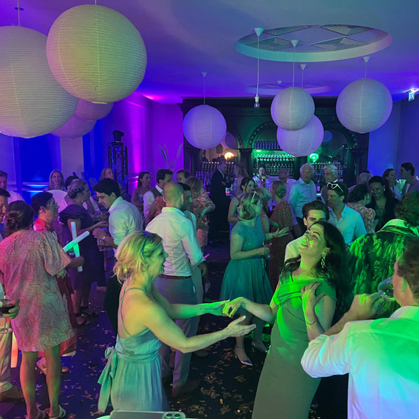 Trouwen in Arnhem? Laat DJhurenGelderland.nl jullie feest knallen!
